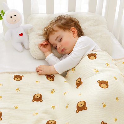 enfant dormant sous sa couverture bebe