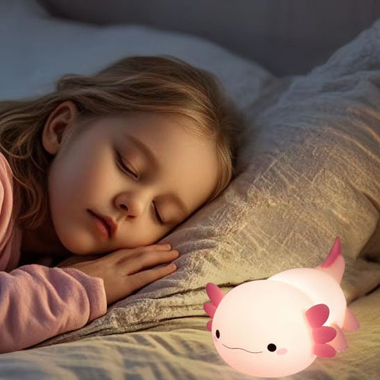 Petite fille dort a cote de sa veilleuse bebe