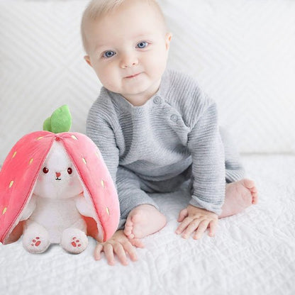 bebe à côté de peluche lapin