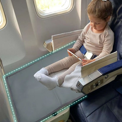bebe assis sur lit de voyage bébé 