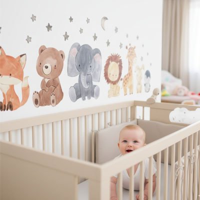 Bébé assit dans lit à côté stickers muraux