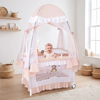 Bébé assit dans lit bébé confort