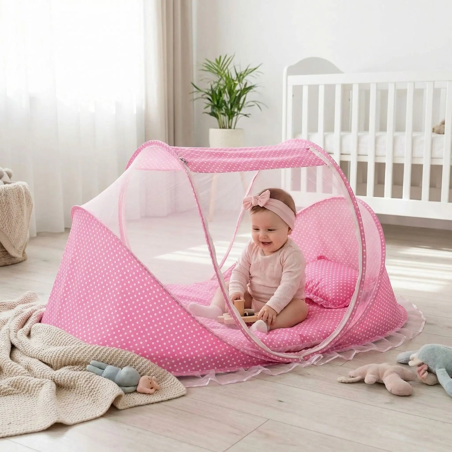 bebe assit dans lit moustiquaire pour bebe