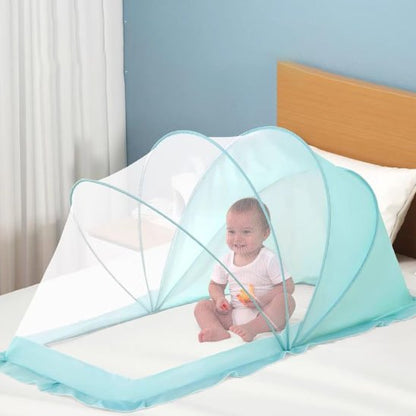 Bébé assit dans moustiquaire lit bébé