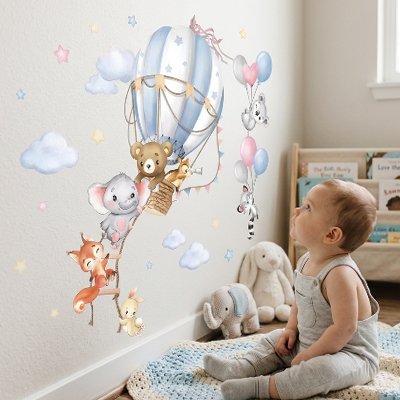 Bébé assit et observe le stickers mural chambre