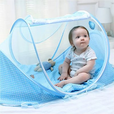 Bébé assit regardant lit moustiquaire bebe