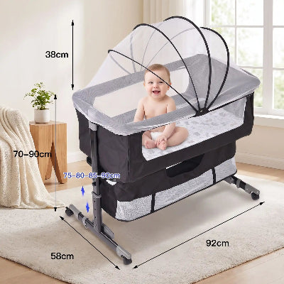 Bébé assit souriant dans confort lit parapluie avec moustiquaire