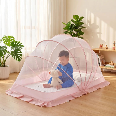 Bébé assit sous moustiquaire pliante