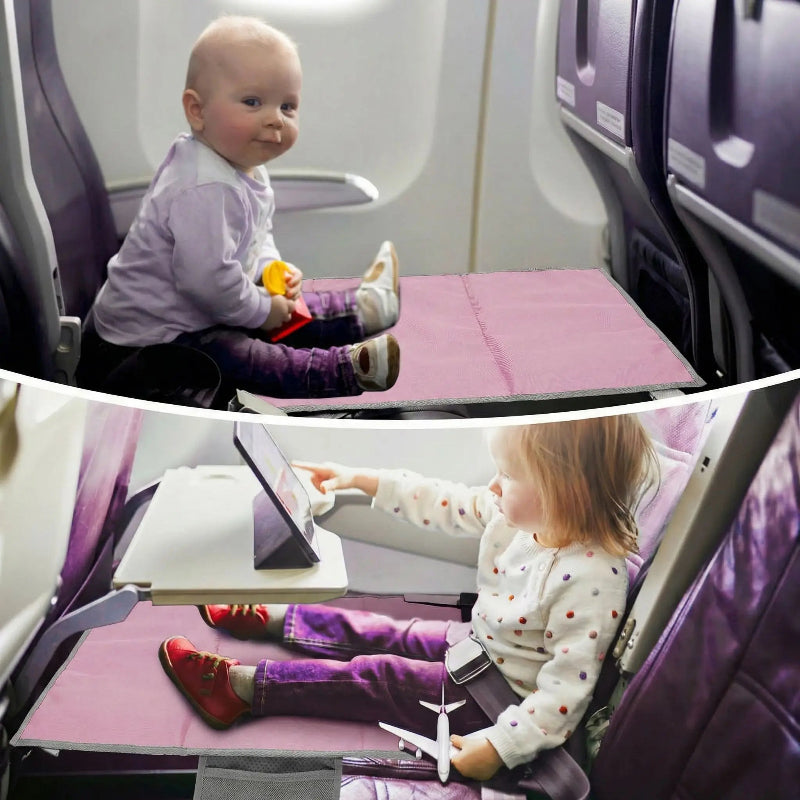bebe assit sur lit voyage bebe