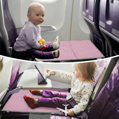 bebe assit sur lit voyage bebe