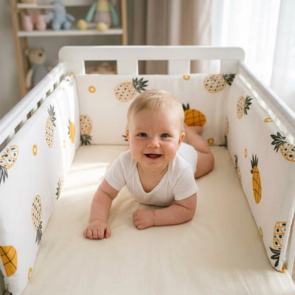 Bébé au milieu du lit avec tour de lit