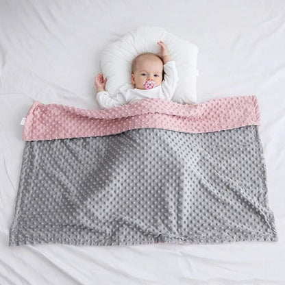 Bébé contente sous sa couverture bébé