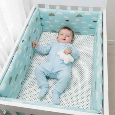 Bébé couché dans le lit à tour de lit bébé 