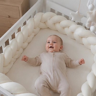 Bébé couché dans lit au tour de lit tresse bébé