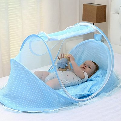 Bébé couché dans lit moustiquaire bebe
