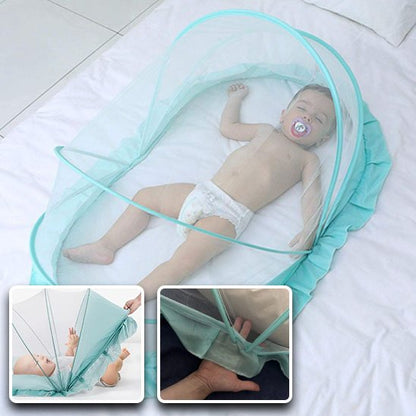 Bébé couche dans moustiquaire lit bébé