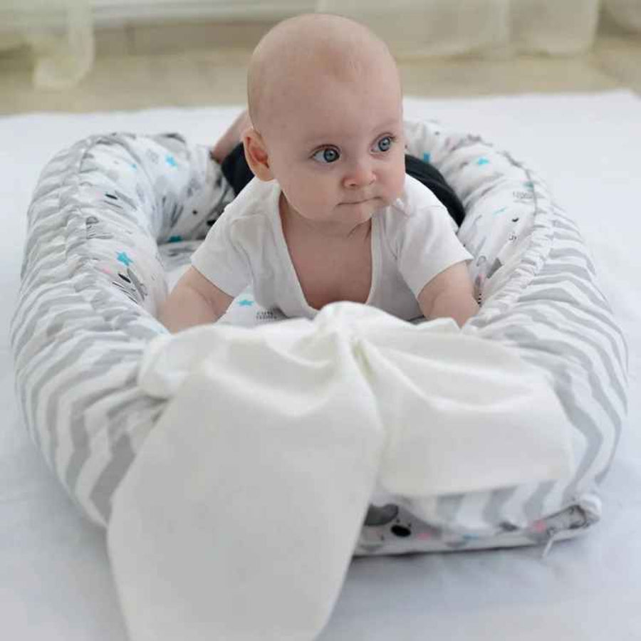 bebe couche dans reducteur de lit pour bebe
