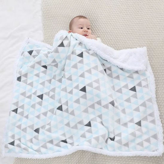 Bébé couché et couvert avec couverture bébé
