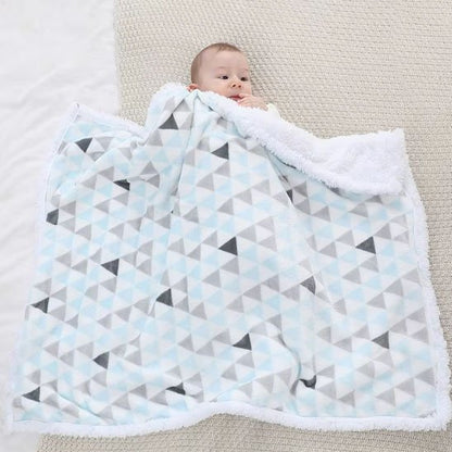 Bébé couché et couvert avec couverture bébé
