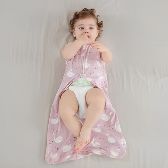 Bébé couché et gigoteuse à moitié ouvert