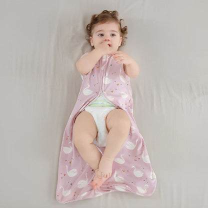 Bébé couché et gigoteuse à moitié ouvert