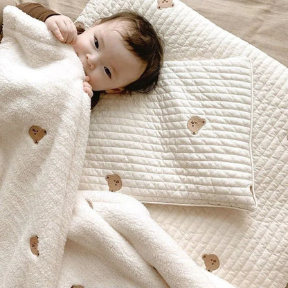 bebe couche et proteger avec couverture bebe en flanelle 896ddff5 010c 4189 9235 a091be94b25b