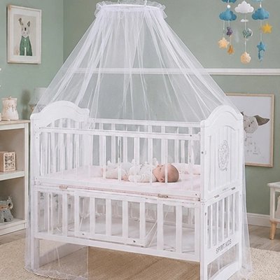 Bébé couché sous berceau ciel de lit bebe