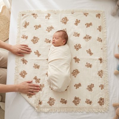 Bébé couché sur couverture bébé 