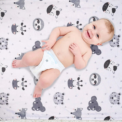 bebe couche sur couverure bebe et souris