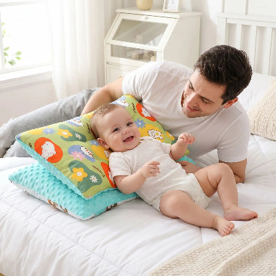 bebe couche sur oreiller bebe et papa sourit