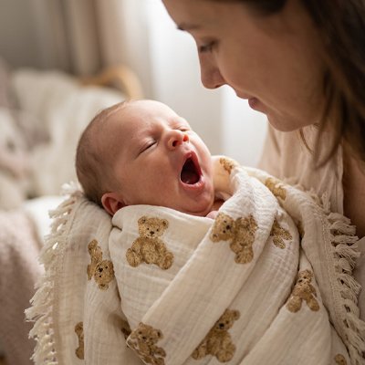 Bébé couvert avec couverture bébé 