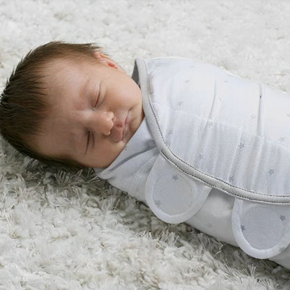 Bébé couvert avec couverture emmaillotage