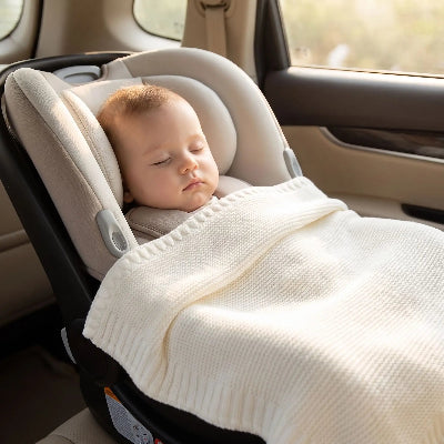 Bébé couvert avec couverture nouveau né personnalisée dans auto