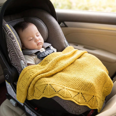 Bébé couvert dans auto avec couverture personnalisée pour bébé