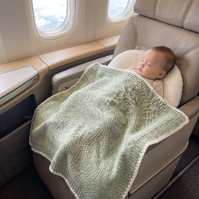 Bébé dans avions avec couverture respirante pour bébé personnalisée
