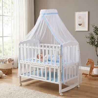 bebe dans lit sous berceau ciel de lit bebe