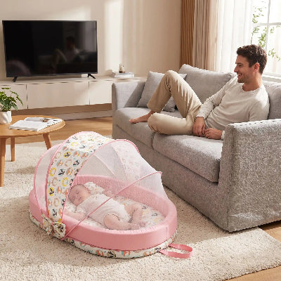 bebe dans lit toile bebe devant papa au salon