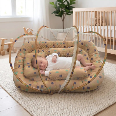 bebe dans lit toile bebe sur tapi au salon