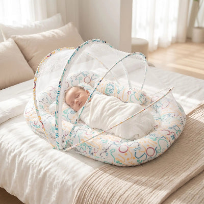bebe dans lit toile pour bebe pliable sur llit parent