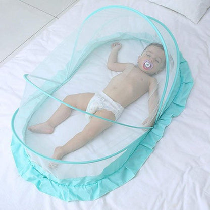  Bébé dans moustiquaire lit bébé