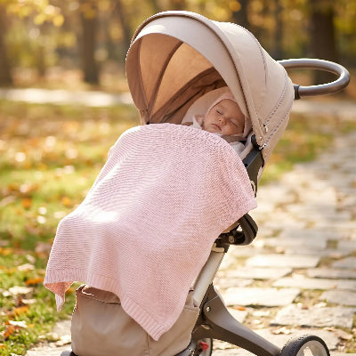 Bébé dans poussette couvert par couverture personnalisee
