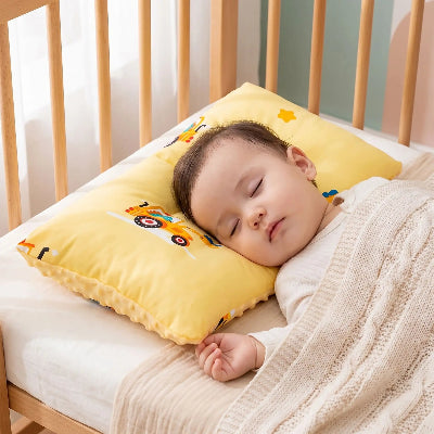 bebe dans son berceau dort sur oreiller bebe