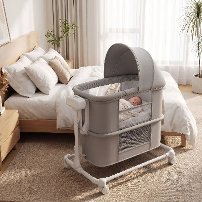 bebe dans son berceau pliable bebe dans chambre