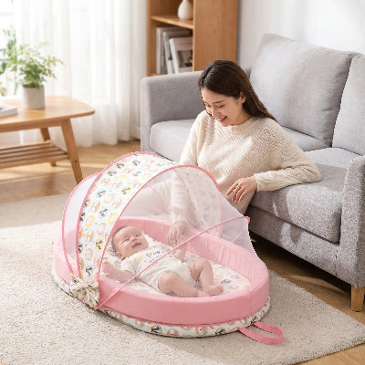 bebe dans son lit toile bebe a cote maman