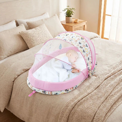 bebe dans son lit toile bebe dans chambre parent