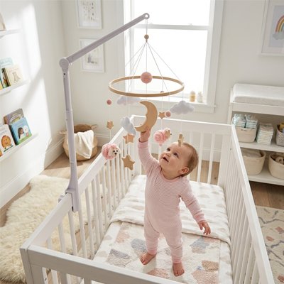 Bébé debout et touche mobile pour bébé