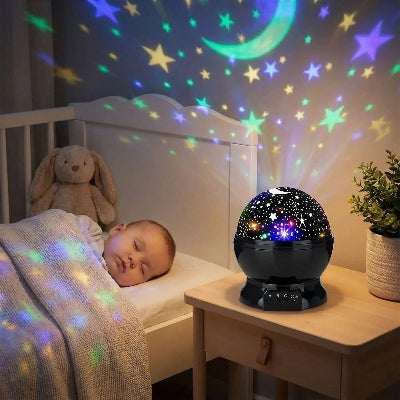 bebe dormant a cote de veilleuse projecteur etoiles