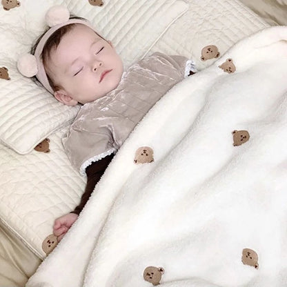 bebe dormant avec couverture bebe en flanelle d094ae20 3932 4082 8e4d 5bff7f5e39c2