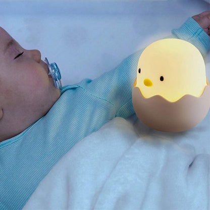 bebe dormant avec tetine a cote de veilleuse enfant