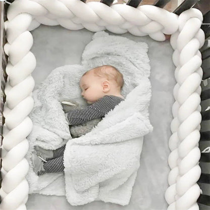 bebe dormant entourer de tresse de lit pour bebe